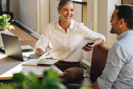 une femme et un homme en train de discuter 