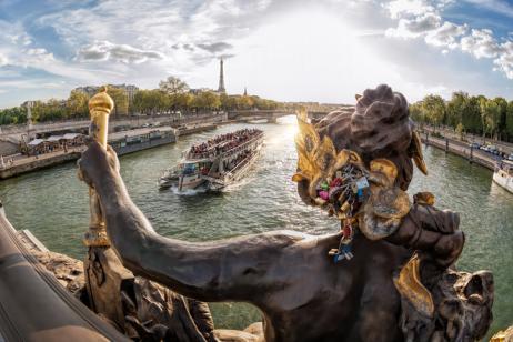 Pont Alexandre III avec vue sur la Seine. 