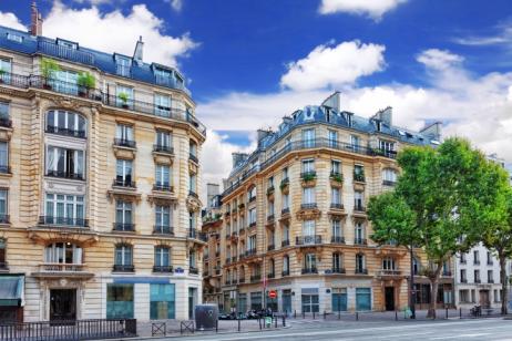 Vue sur la ville de Paris et son ciel bleu