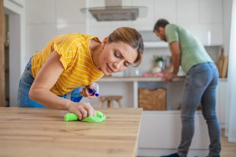 Couple en train d'astiquer leur cuisine