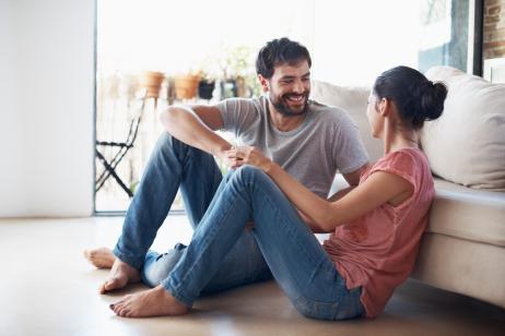 couple assis sur un plancher rafraichissant 