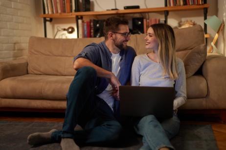 Un couple devant son ordinateur imagine devenir propriétaire d'un logement du village olympique