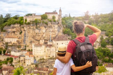 Enfant et adulte admire la vue sur Rocamadour