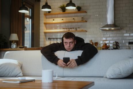 homme désespère sur son canapé 