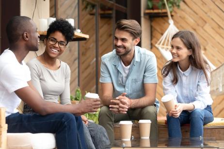 Jeunes personnes discutent autour d'un café