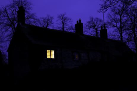 Maison dans la nuit