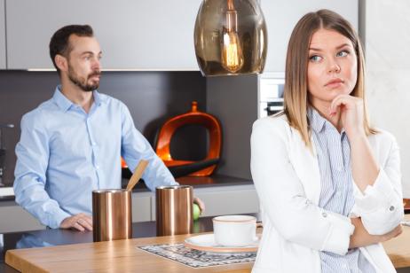 Dans la cuisine une femme se demande si elle peut acheter un appart avant d'être divorcé