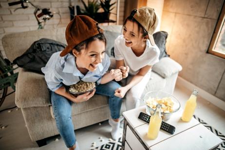 Deux colocataires filles rigolent dans le salon. 