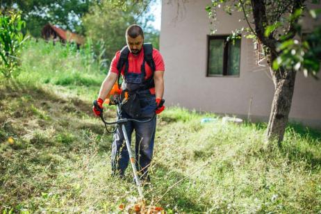 Dès le 1er janvier 2025, les règles entourant l’obligation de débroussaillement évoluent pour renforcer la prévention contre les incendies. © LordHenriVoton - Getty images