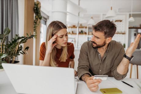 Un couple discutant devant leur ordinateur