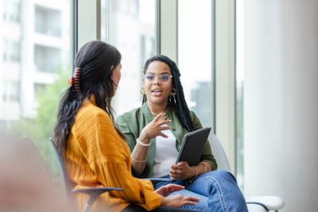 Jeune-femme-explique-a-une-autre-comment capter des particuliers vendeurs