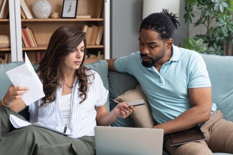 Le reste à vivre permet d’évaluer la somme d’argent qu’il vous reste pour vivre après avoir payé toutes vos charges fixes, y compris votre prêt immobilier. © Srdjanns74 - Getty images