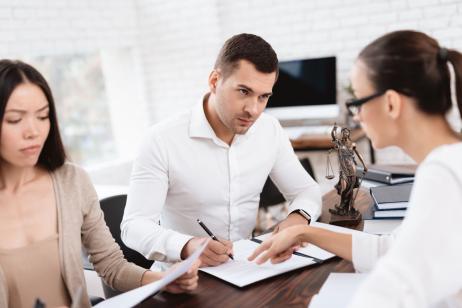 Un frère et une soeur sont face à face avec le notaire