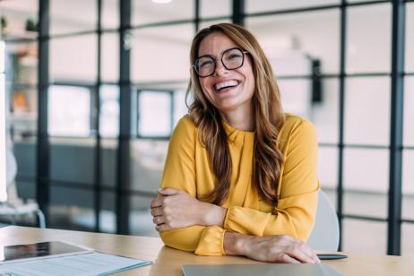 femme souriante au bureau. 