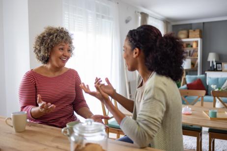 Une mère et sa fille discutent dans le salon. 