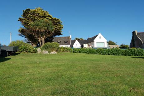 Plus cher à l’achat, un terrain viabilisé constructible vous permet de bâtir votre maison neuve sans délai. © megakunstfoto - Getty Images