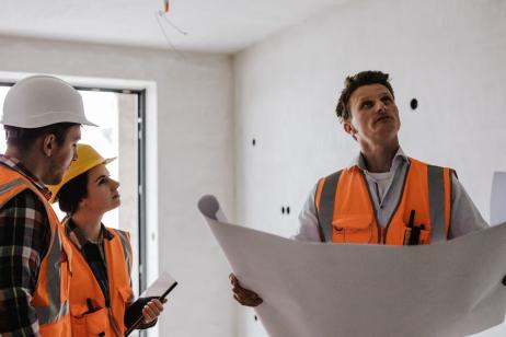 Groupe d'experts vérifiant les travaux de rénovation énergétique