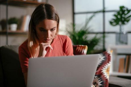 femme-se-renseigne-sur-internet-sur-l-installation-d-une-vmc-double-flux