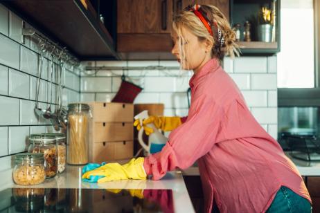 Le nettoyage de printemps est une tradition qui permet de faire place nette, d’assainir son logement et de repartir sur de bonnes bases. © zamrznutitonovi - Getty images