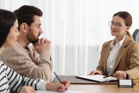 La procuration notaire dans le cadre d’une succession permet à un héritier de se faire représenter pour réaliser certains actes sans devoir se déplacer. © Liudmila Chernetska - Getty images