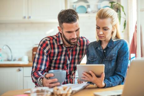 Couple étudie sa capacité à investir dans une chambre de bonne