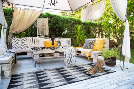 Terrasse avec salon aménagée dans un style bohème