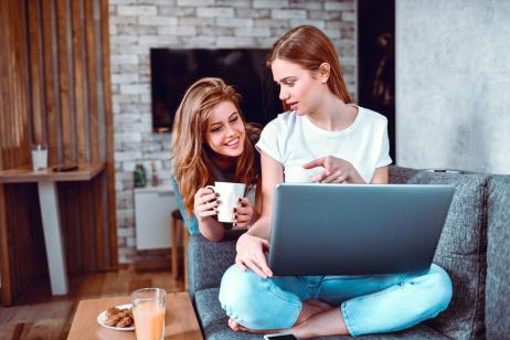 Deux amies se renseignent sur les APL en colocation