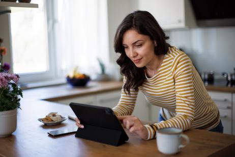 femme-lit-les-actualites-sur-sa-tablette-dans-sa-cuisine