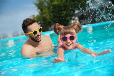 Un père et sa fille à la piscine. 