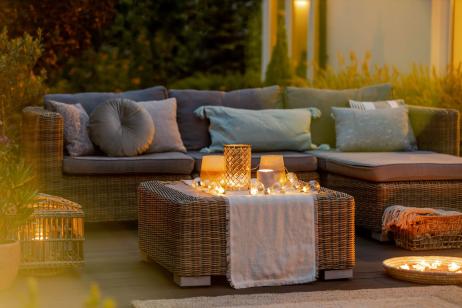 terrasse avec salon illuminé