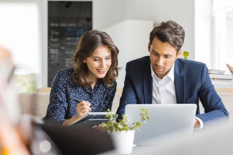 couple d'agents immobiliers travaillent à un bureau