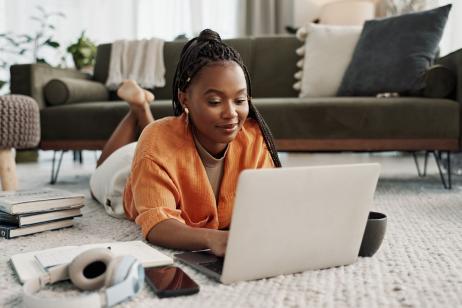 La location à un étudiant implique une certaine préparation, une bonne connaissance du cadre juridique et quelques ajustements pratiques. © Jacob Wackerhausen - Getty images