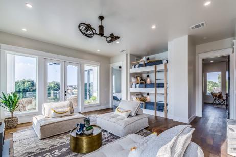 Salon d'une maison de vacances chaleureux avec lits superposés dans le mur