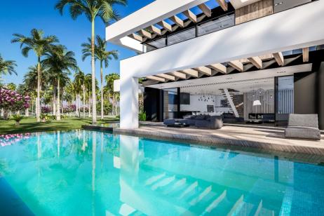 Vue sur villa de luxe avec piscine