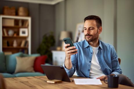 homme enregistre le rib de son bailleur sur son application mobile