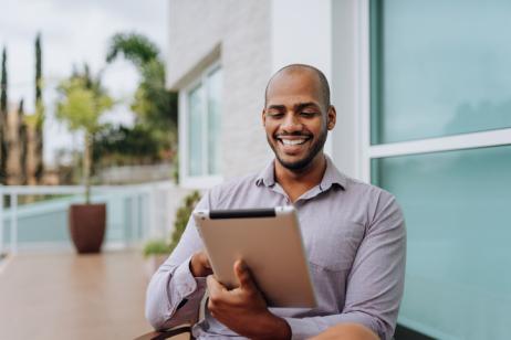 Professionnel masculin sur sa tablette en extérieur. 