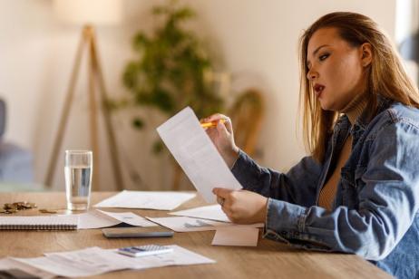 Depuis la réforme entrée en vigueur le 1er juillet 2025, en cas de loyers impayés, un nouveau dispositif permet aux commissaires de justice de procéder directement à une saisie de loyer sur salaire. © fotostorm - Getty images