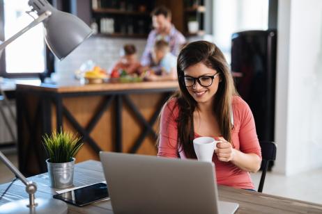 femme-regarde-son-ordinateur-son-mari-et-ses-enfants-sont-en-arrière-plan