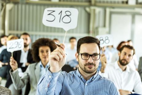 Acheter son logement aux enchères permet de faire de bonnes affaires. © skynesher - Getty Images