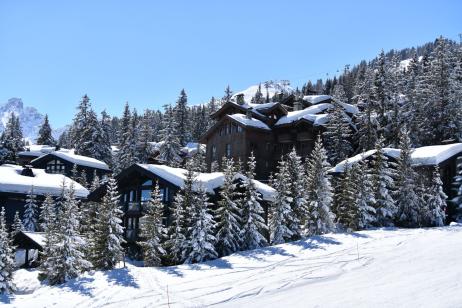 Vue sur les chalets enneigés de Courchevel