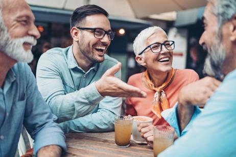Plusieurs générations en terrasse pour un verre et une bonne blague. 
