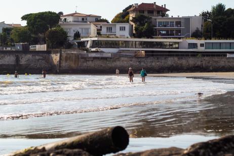 Retraitées marchant sur la Plage de Pontaillac, à Royan