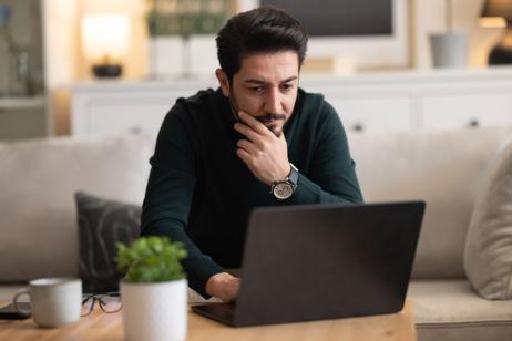 Homme découvre le bilan locatif de 2026 sur son ordinateur