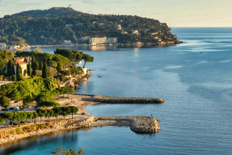 Avec ses 18 047 €/m², Saint-Jean-Cap-Ferrat est la station balnéaire la plus chère de France, et permet d'acheter une douzaine de m² pour 250 000 €. © JMLPYT - Getty images