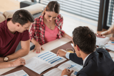 La décision de la banque de financer votre projet d'investissement locatif repose sur un ensemble de critères, pas uniquement sur vos revenus ou votre apport. © Tashi-Delek - Getty images