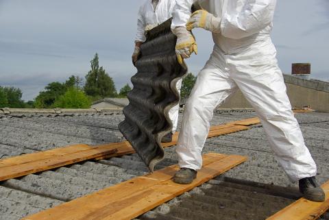 Des travaux de retrait peuvent être exigés en cas de présence d’amiante dans un bâtiment. © LianeM Comment savoir si votre logement recèle de l'amiante ?