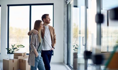 jeune couple marié qui profite de la vue dans une maison