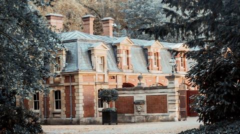 Vieille maison en pierre entourée d'arbres 