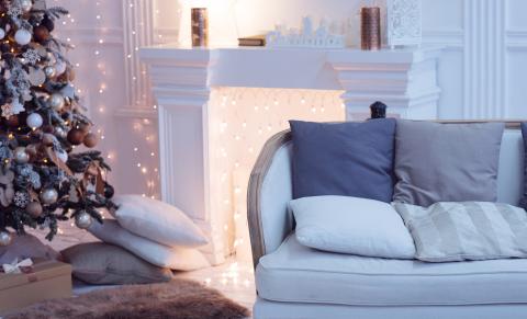 intérieur sobre blanc et bleu avec sapin de noël et lumière douce