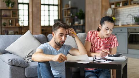 Un couple calcule sa capacité d'emprunt à la maison